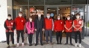 Kızılay’dan Sevgi Mağazası’na 800 parça giyecek desteği