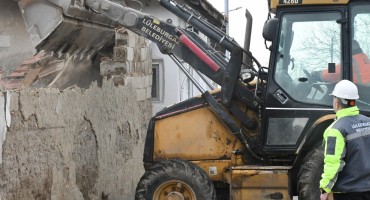 Metruk binalar tek tek yıkılıyor