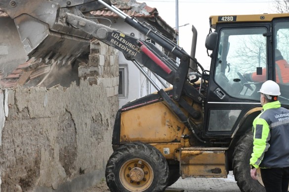 Metruk binalar tek tek yıkılıyor