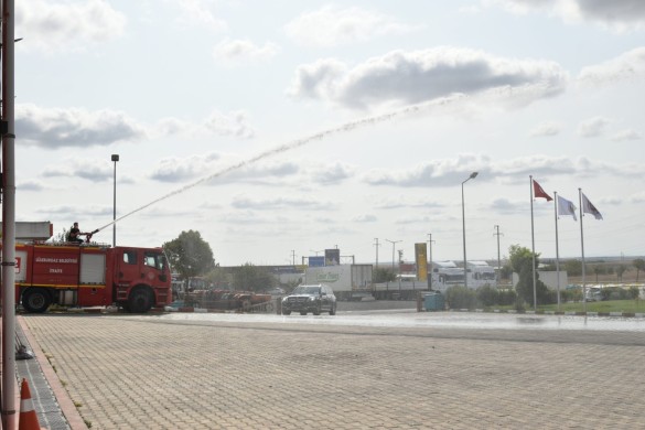 İtfaiyecilerden Başkan Gerenli’ye su takı sürprizi