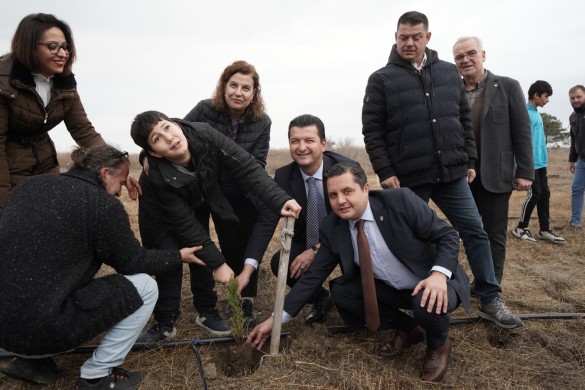 Bin adet fidan öğretmenler için toprakla buluştu